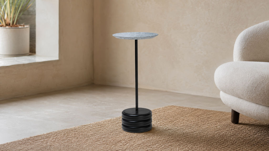 Mesas de apoio: Mesa Koda ao lado de poltrona em ambiente contemporâneo